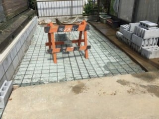 クラック防止用にワイヤーメッシュをいれます。