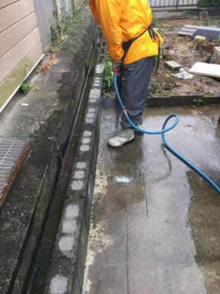 支柱の位置が変わるので、斫り工事していきます。