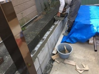 フェンス設置するために、ブロック積み上げていきます。