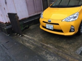 伸縮門扉古くなり、調子が悪い+レールから脱線してしまうそうなので、新しくします。