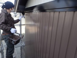 外壁を塗装していきます。