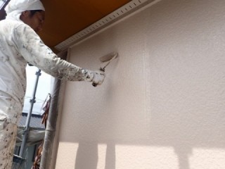外壁を塗っていきます。