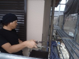 ケレン作業後に丁寧に塗っていきます。