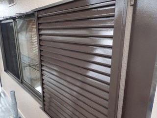 雨戸きれいに塗装できました。