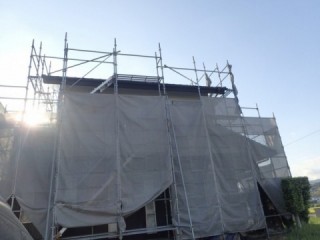 仮設足場をかけて塗装していきます。