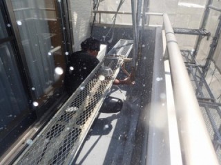 汚れを落とすために高圧洗浄を行います。