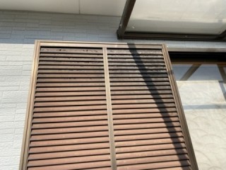 雨戸にも汚れが見られます。