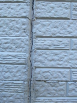 コーキングはひび割れをしています。