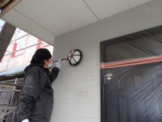 細かいところを刷毛で丁寧に塗っていきます。