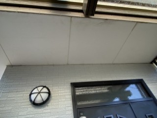 塗装前の玄関軒天です。