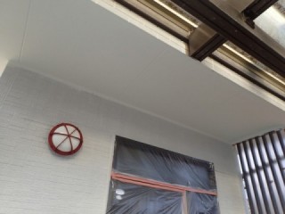 玄関軒天きれいになりました。
