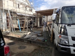 仮設足場をかけて塗装していきます。