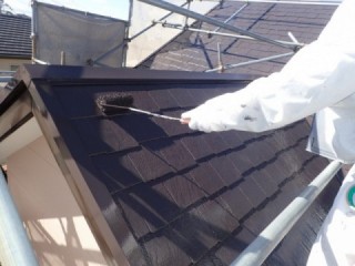 屋根塗装してます。