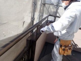 笠木も塗ります。