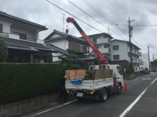 車両クレーンで生垣を抜いていきます。