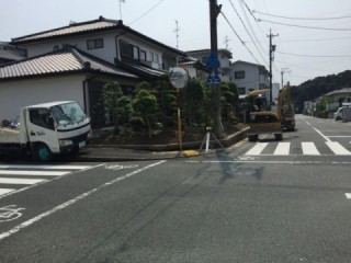 生垣があったところに、化粧ブロックでフェンスの基礎を造ります。道路から重機で掘ります。