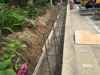 重機で掘った後に砕石転圧・鉄筋組をしました。