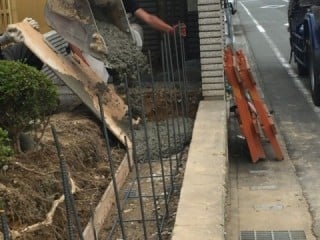 生コンの打設です。重機を利用しての工事です。