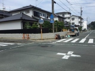 本体設置が順調です。どうしても中途半端な寸法のフェンスが入りるので、それをどこに入れて見栄えを良くするか技術がいります。