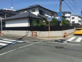 目隠しフェンスの設置完了です。今回のフェンスは三協アルミの比美2型フリー支柱Ｈ800・本体　ダークブロンズです。