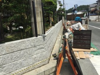 柱を先に設置してから本体を設置します。