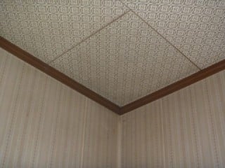 天井の化粧石膏ボードもはがれかかっている所も見られます。