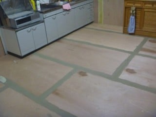 床も同様でベニヤ張ってからパテを塗ります。