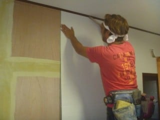 天井、壁、床の下地を整えたらクロスを張ります。