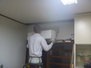 クロス、クッション張りが終わりましたら、あらかじめ外しといたエアコンを付け直し、コンセントカバーを新しく付けます。