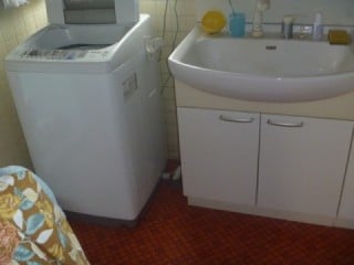 脱衣所もキッチンと同じで床がぶかぶかしてます。