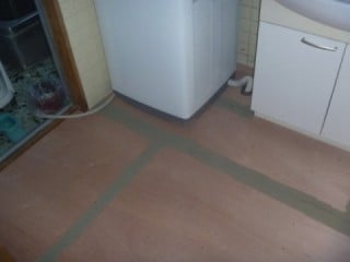 ベニヤを張りまして、パテを塗ります。