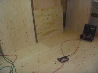 畳撤去後段差解消に根太とベニヤを張っていきます。