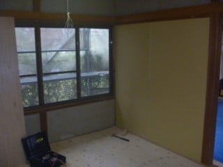 壁にはクロスの下地に石膏ボードを張っていきます。