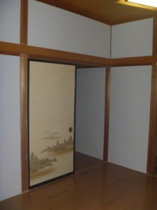 クロスまでやったら襖が浮いちゃいました。