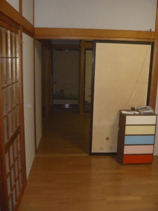 浮いた襖を張替えます。