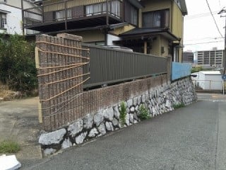 倒壊の恐れがあるので、お施主さんがロープで固定しています。