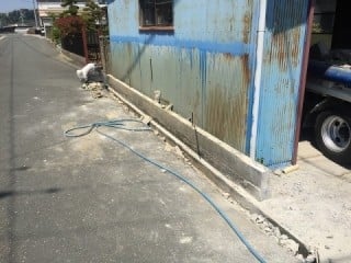 今回は１段残して、その上にフェンスを設置します。