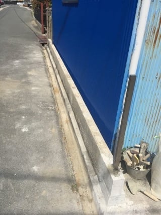 フェンスの支柱を設置します。