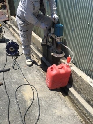 コア抜きっといって、ブロック塀にフェンスを設置するための穴をあけます。