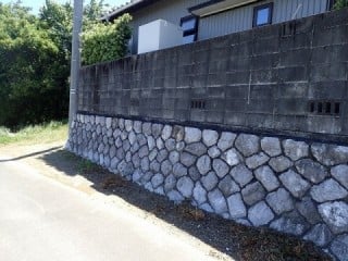 塀の裏に浄化槽が埋まってますが、漏れてきています。