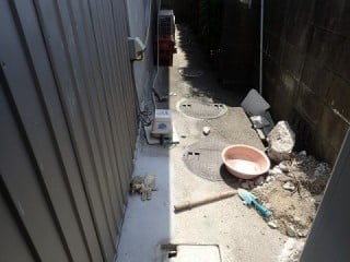 ここに浄化槽が埋まっているので、土間コンから解体していきます。