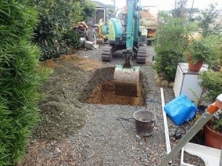 新たに浄化槽を埋めるところを、掘っていきます。
