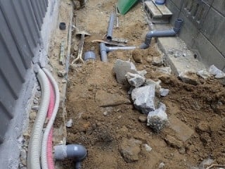 元あった浄化槽は、埋め戻し、新たな浄化槽へ繋げていきます。
