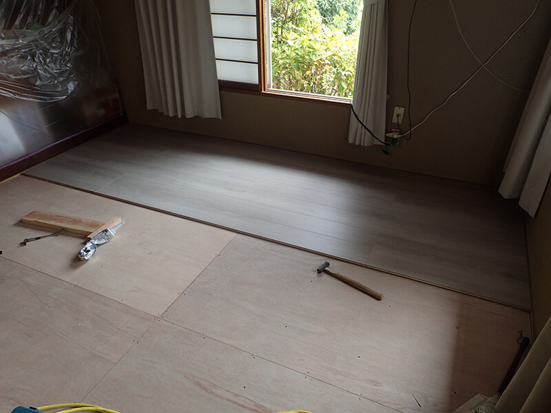 フローリングを貼ります